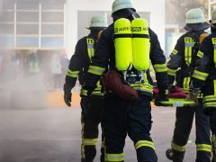 Dinas Damkar Way Kanan Penyemprotan Disinfektan di Rumah Sakit